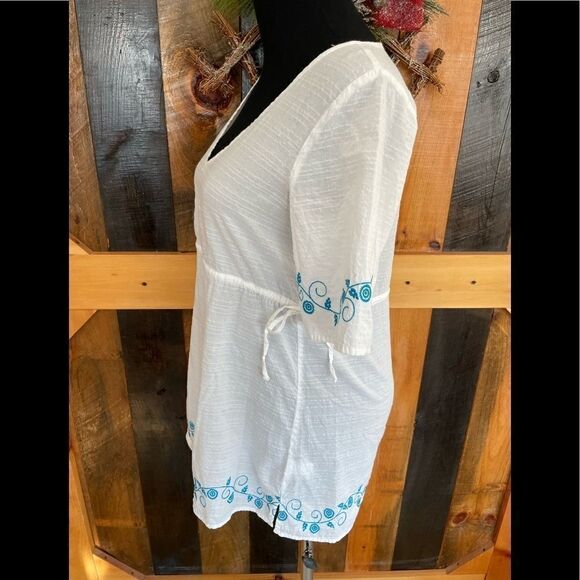 EASTERN Mountain Sports white v neck top with embroidered accents size XS - Picture 4 of 5